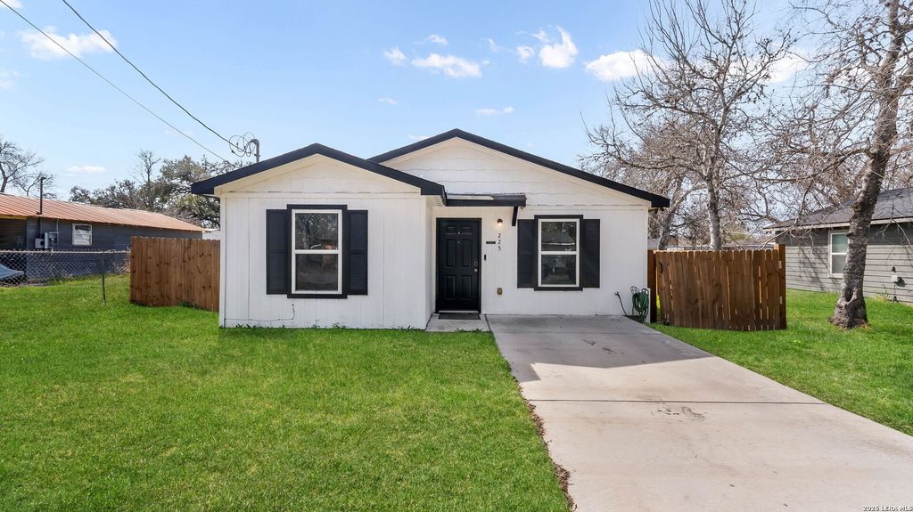 Photo of 225 Virginia, Pleasanton, TX 78064 (MLS # 1944308)