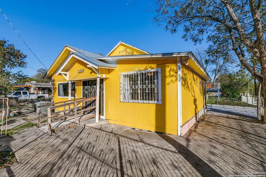 Photo of 1022 S Hamilton, San Antonio, TX 78207 (MLS # 1928413)