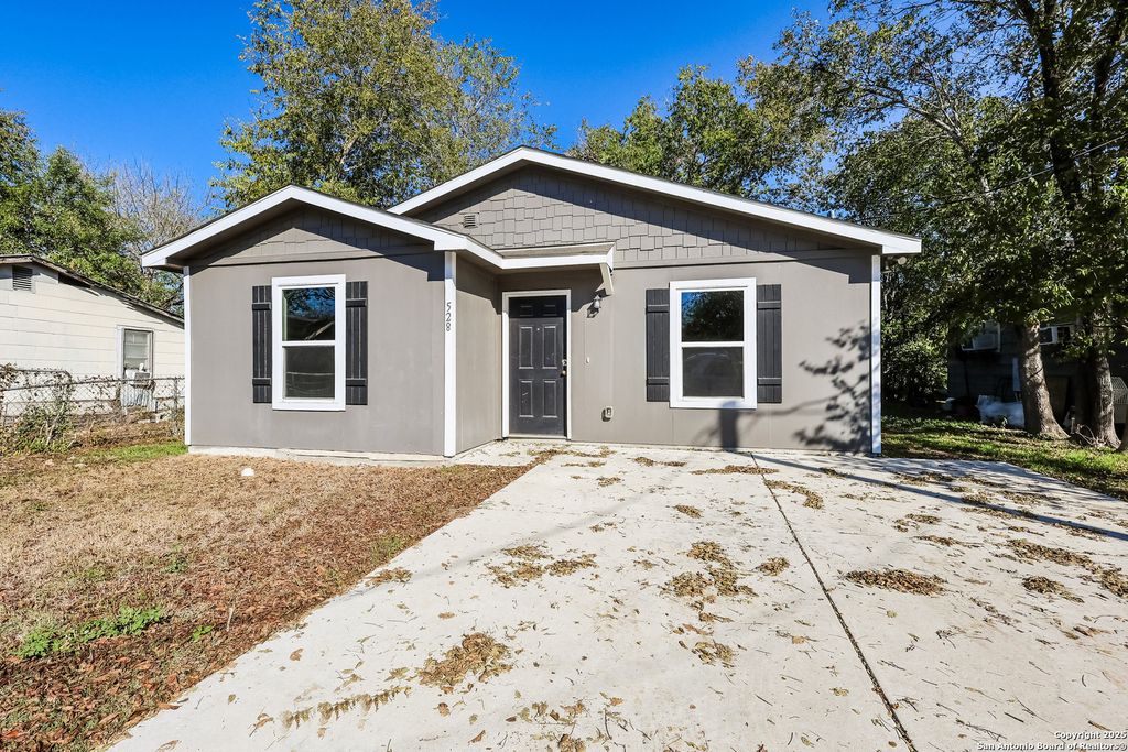 Photo of 528 new braunfels, Seguin, TX 78155 (MLS # 1923583)