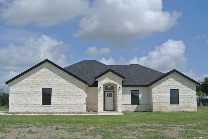 Photo 1 of 22 — 112 Rustic Woods, Marion, TX 78124