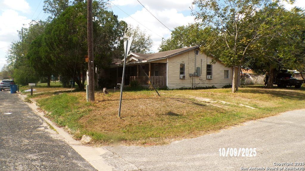 Photo of 1000 W Clare, Beeville, TX 78102 (MLS # 1918371)