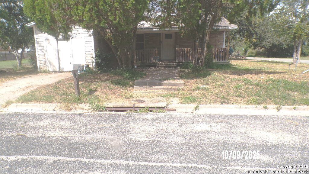 Photo of 1000 W Clare, Beeville, TX 78102 (MLS # 1918371)