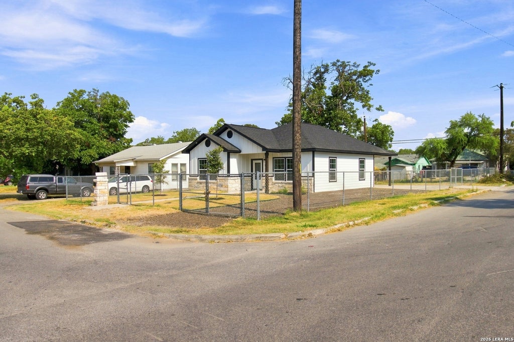 Photo of 535 GREER ST, San Antonio, TX 78210 (MLS # 2012431)
