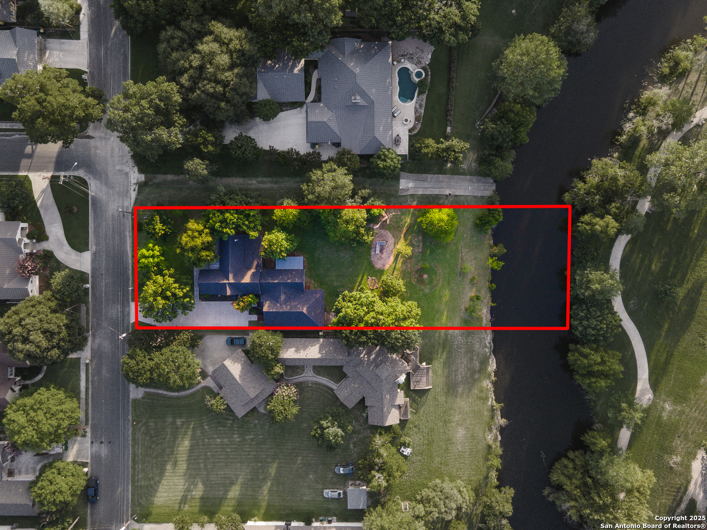 136 W Evergreen
