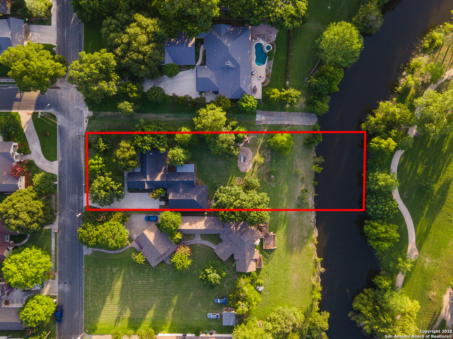 136 W Evergreen