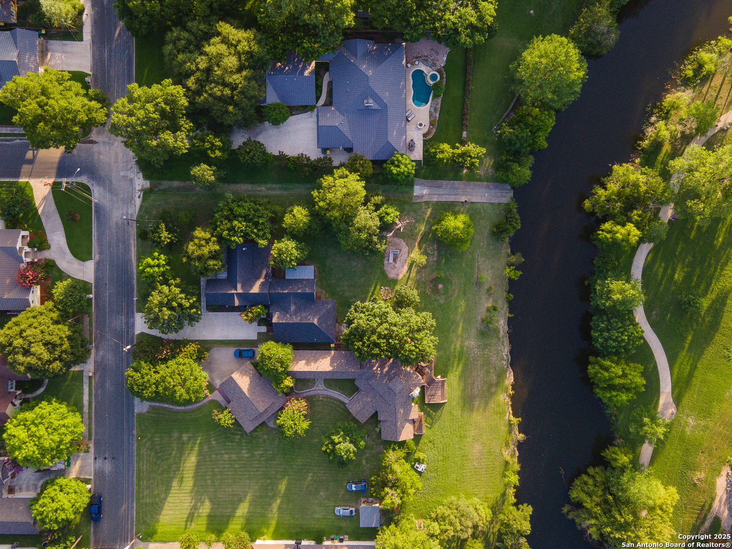 136 W Evergreen