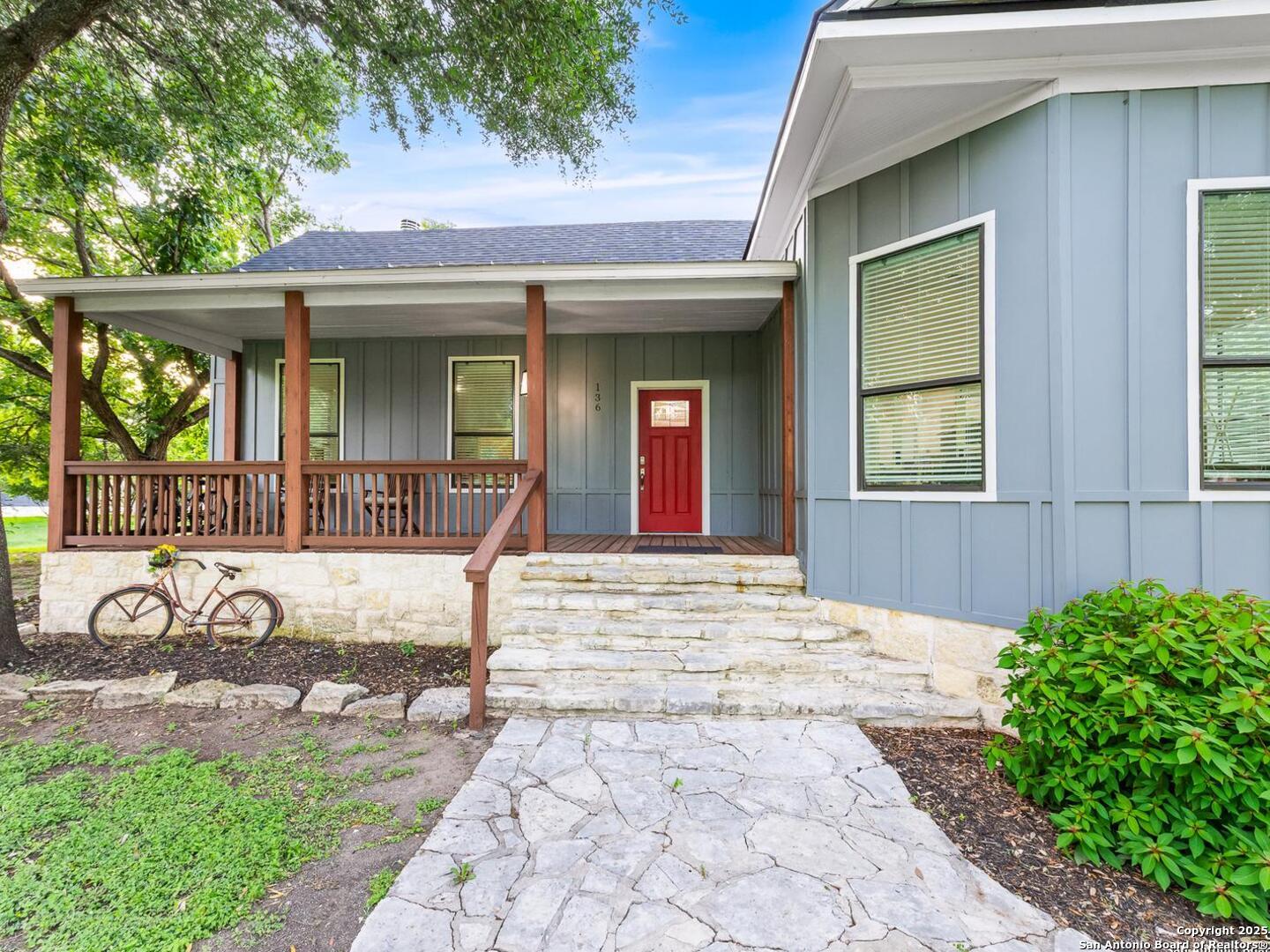 136 W Evergreen