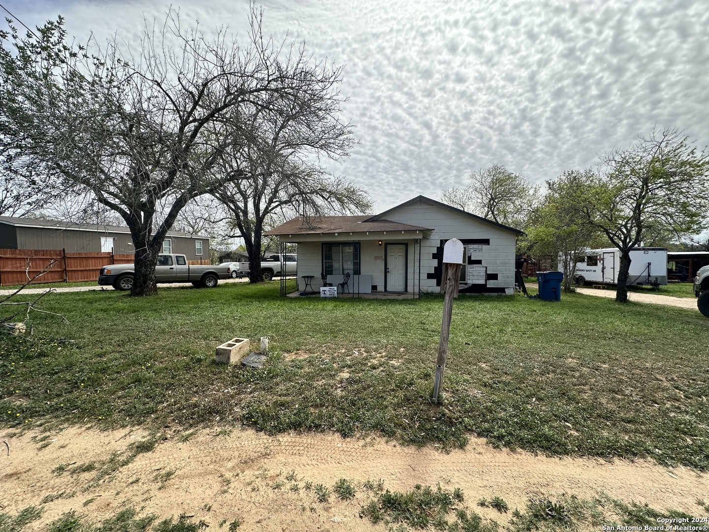 View Floresville, TX 78114 house