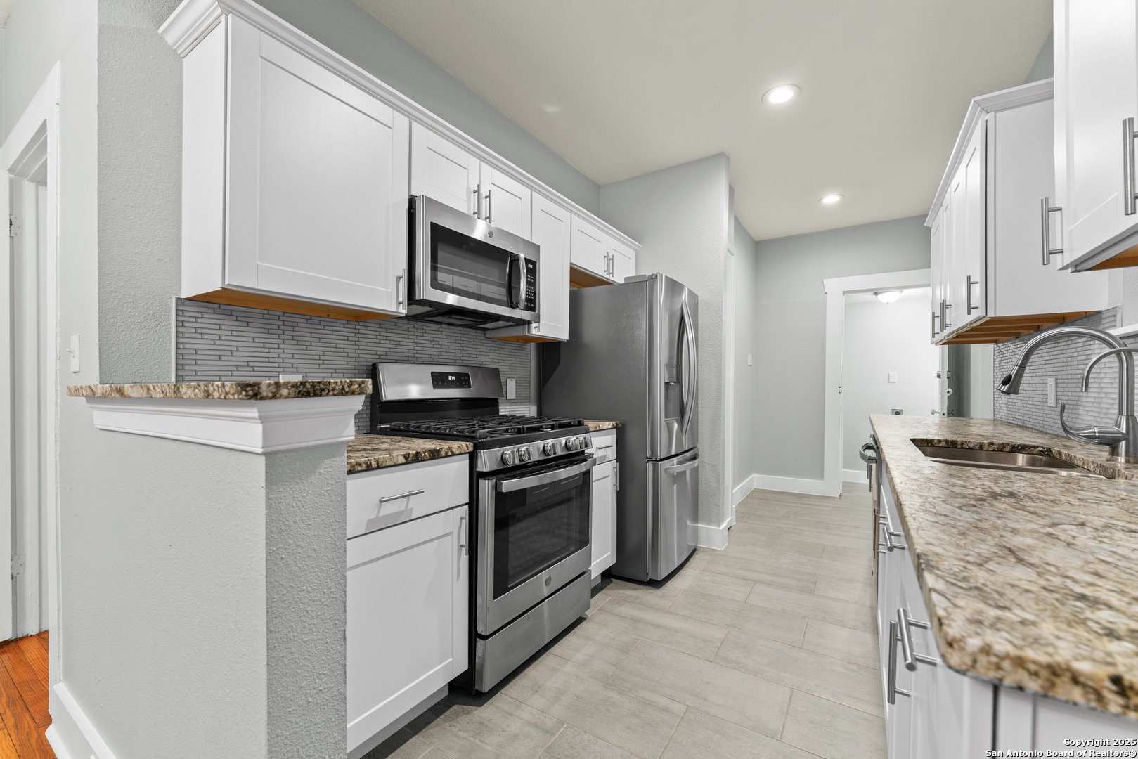 1806 W MISTLETOE AVE