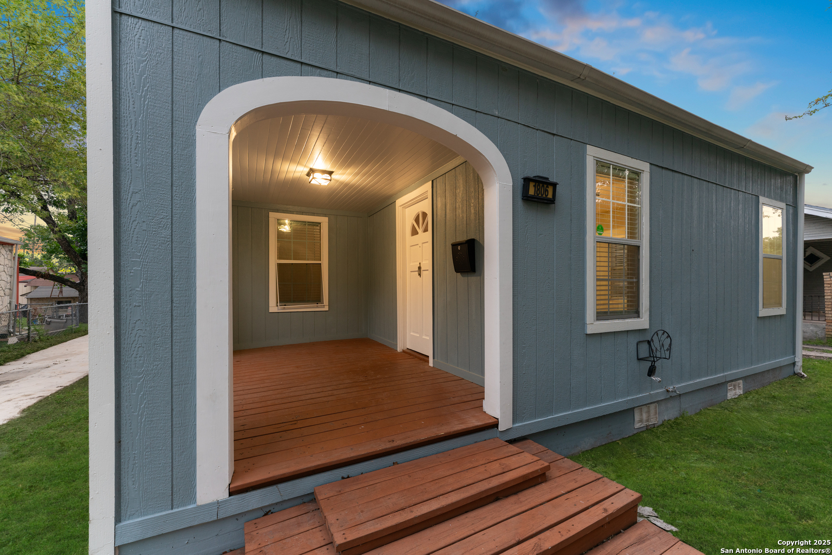 1806 W MISTLETOE AVE