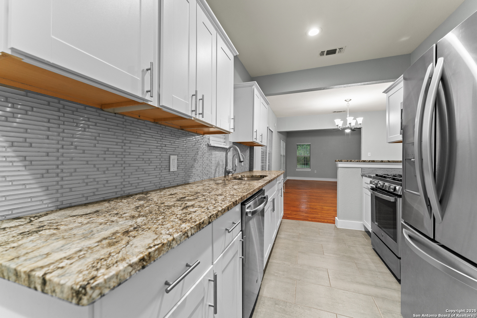 1806 W MISTLETOE AVE