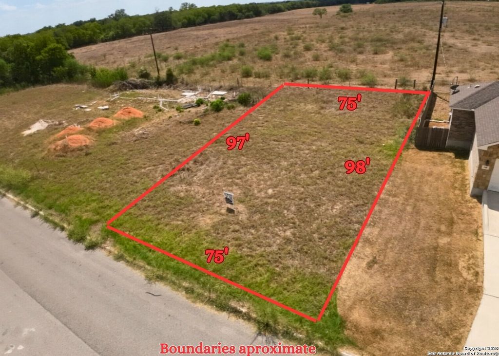 Photo of 152 N 1st ST, Floresville, TX 78114 (MLS # 1847013)