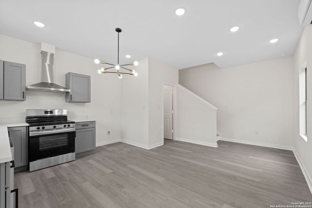 Photo of 627 S Olive St, #102,202, San Antonio, TX 78203 (MLS # 1924548)