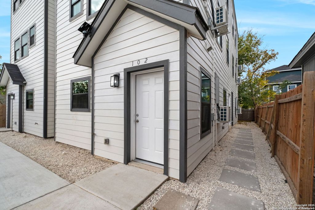 Photo of 627 S Olive St, #102,202, San Antonio, TX 78203 (MLS # 1924548)