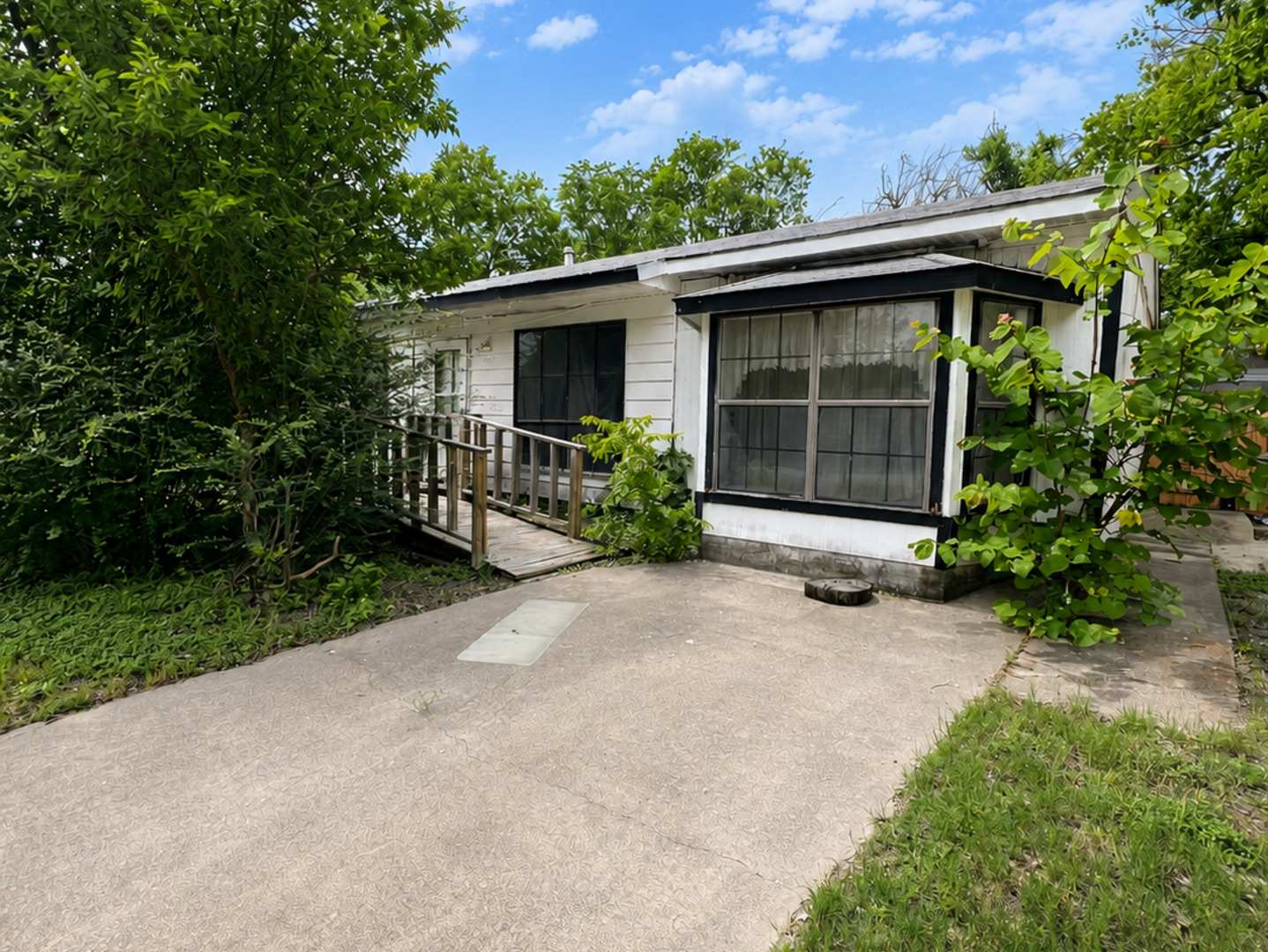 114 E STACIE RD