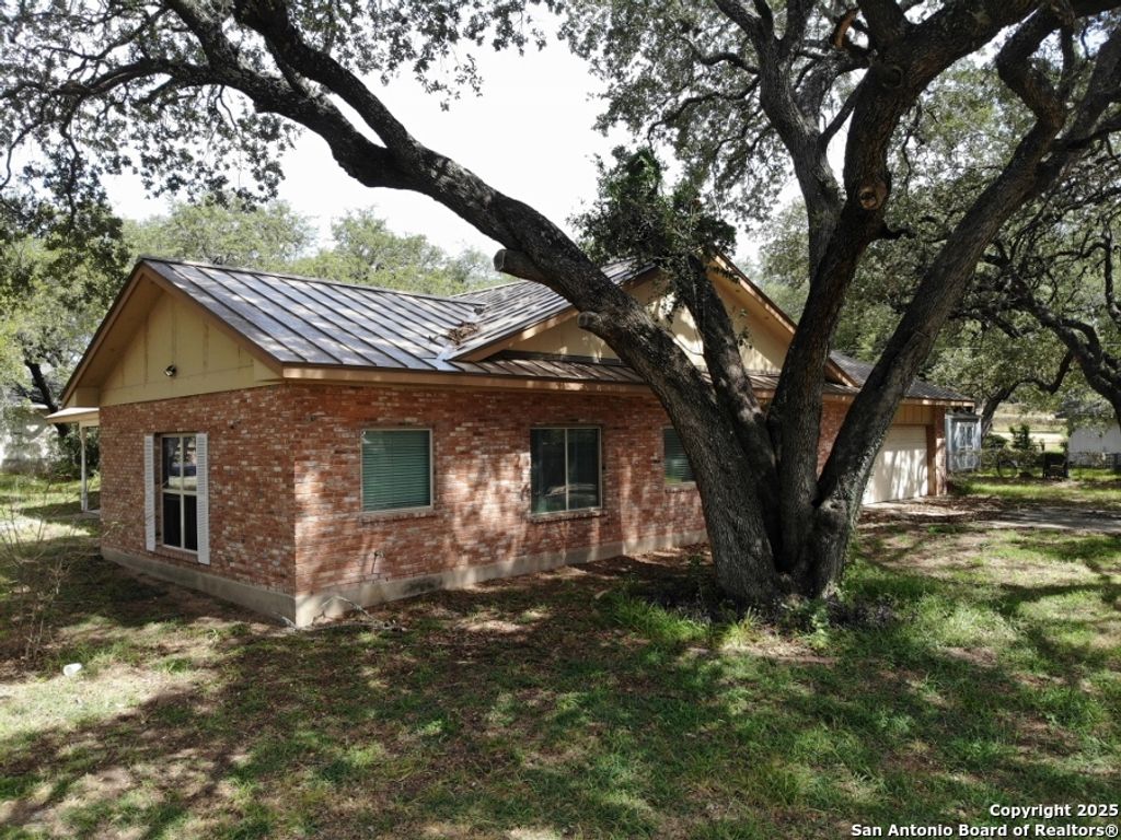 Photo of 341 W Malone Dr, Devine, TX 78016 (MLS # 1917555)