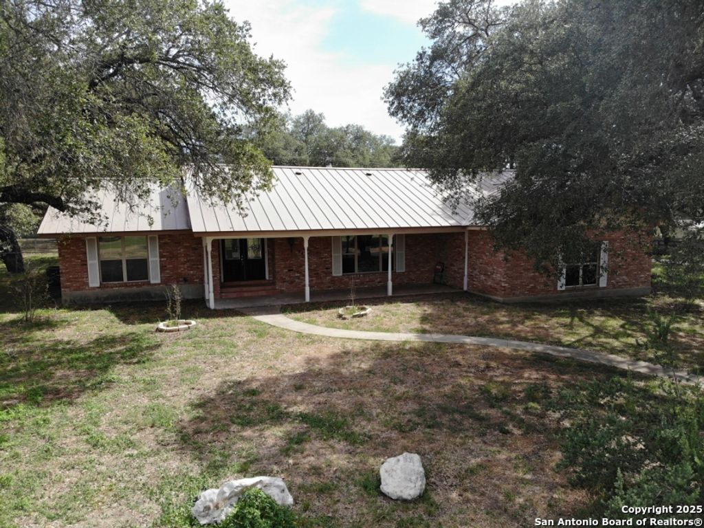 Photo of 341 W Malone Dr, Devine, TX 78016 (MLS # 1917555)