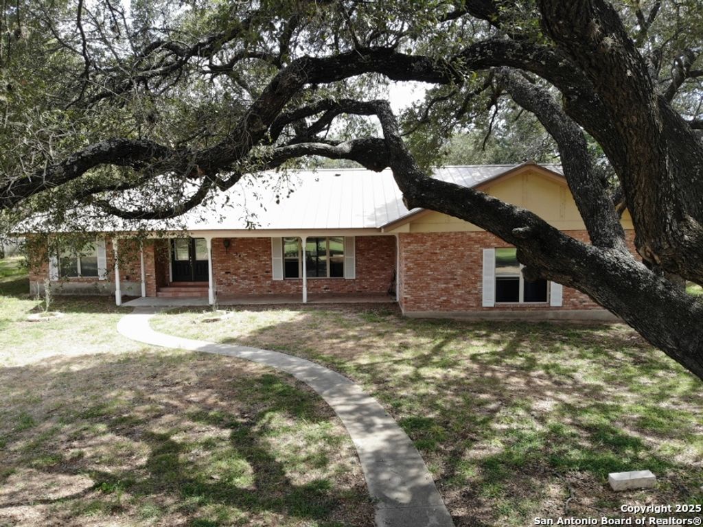 Photo of 341 W Malone Dr, Devine, TX 78016 (MLS # 1917555)