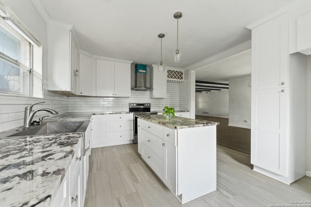 Photo of 1100 GARRATY RD, Terrell Hills, TX 78209 (MLS # 1962961)