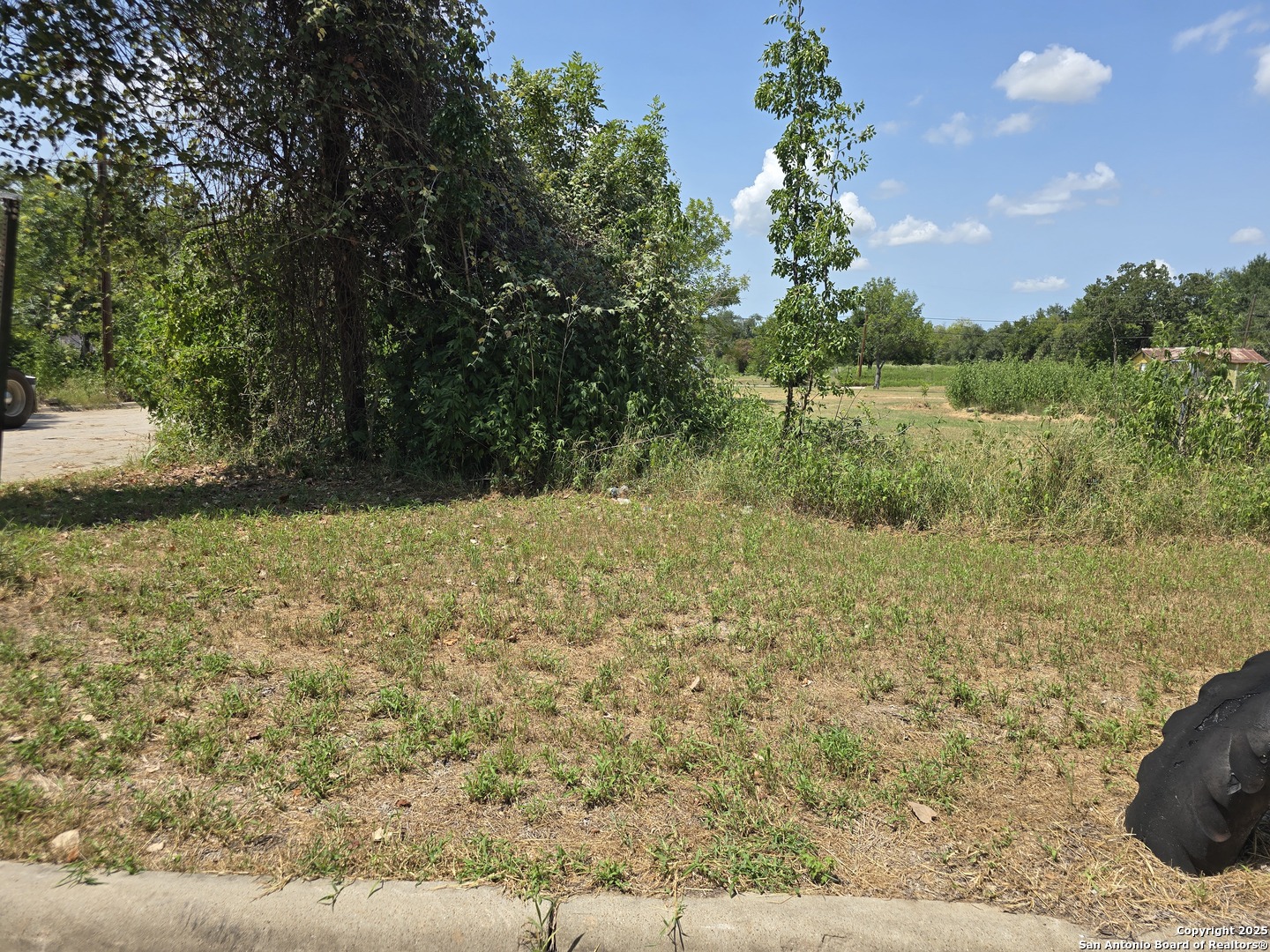 Photo 1 of 7 — 407 4TH E, Rockdale, TX 76567