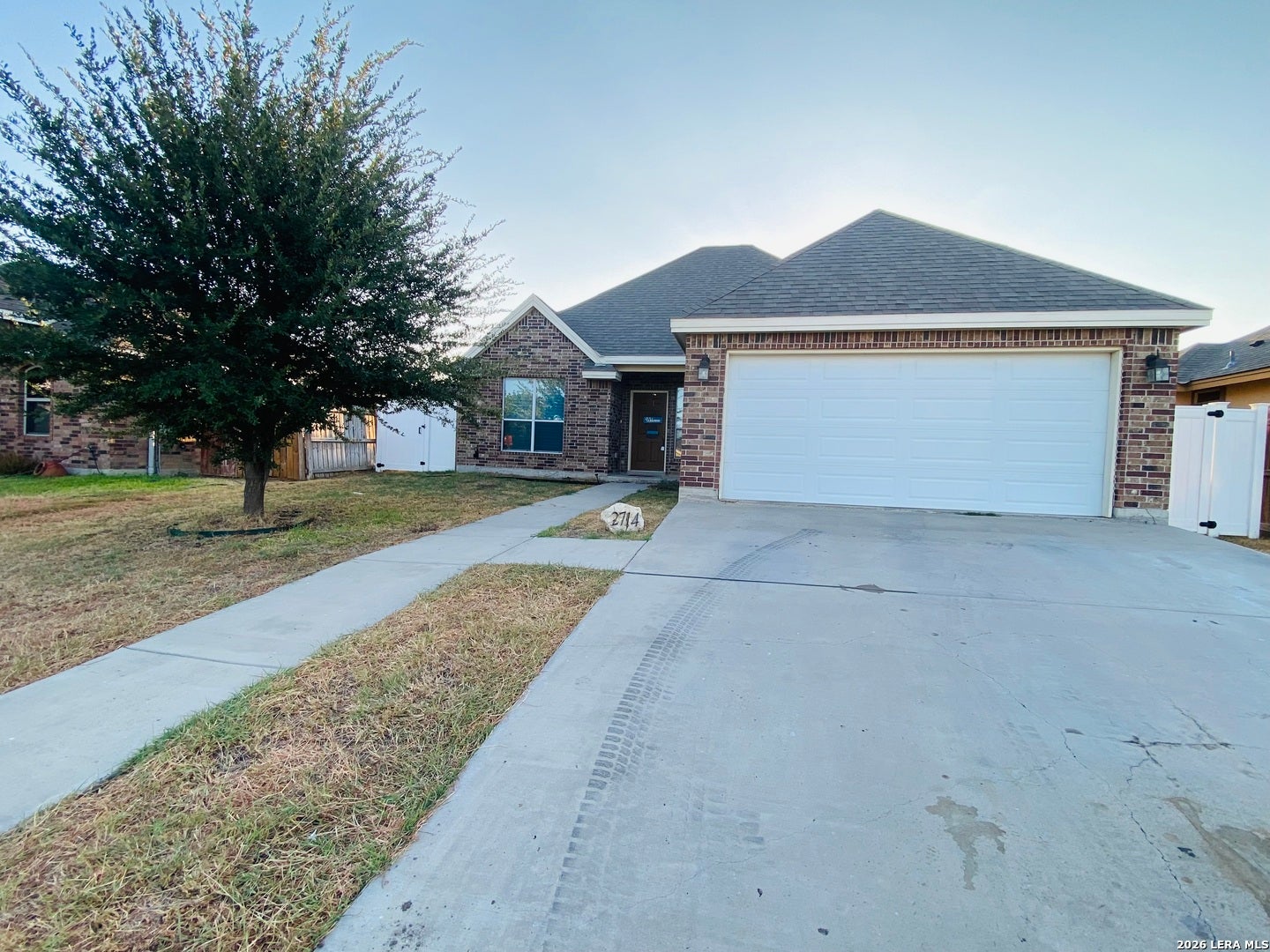 2714 OAK MANOR DR
