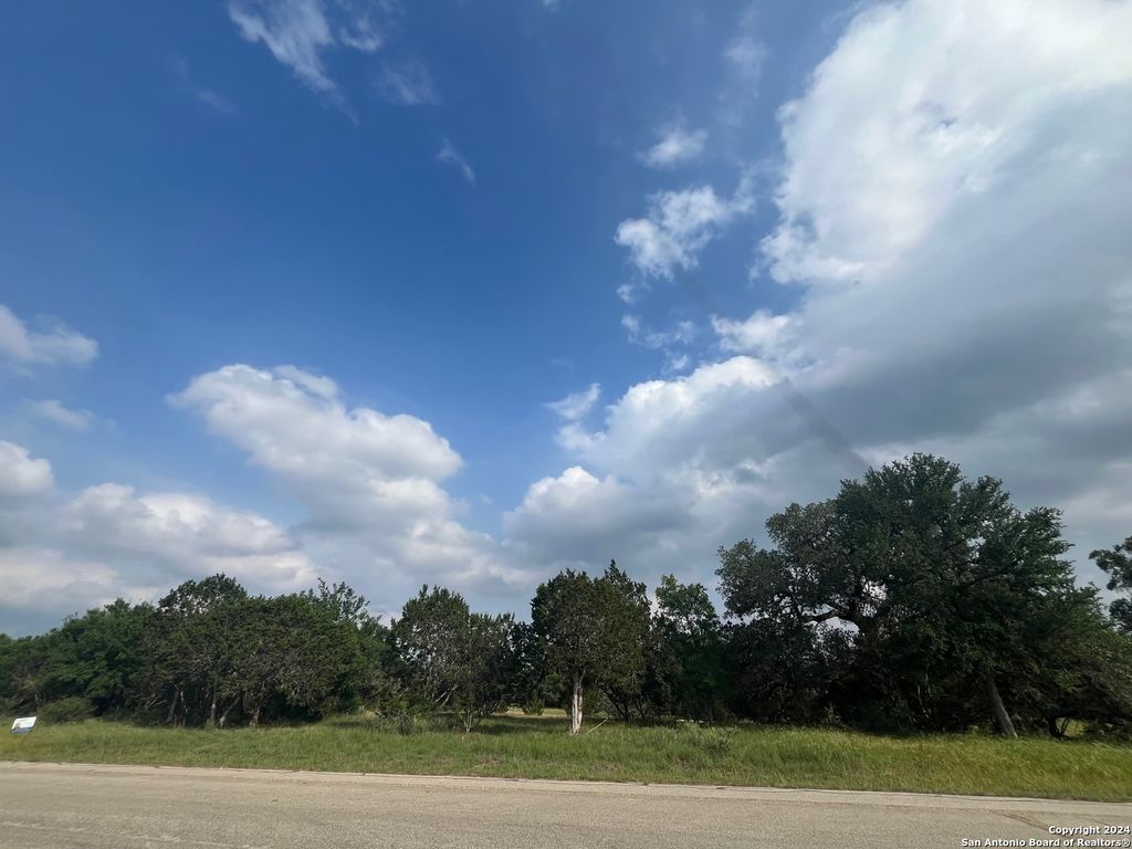 Photo of 25 Vaquero, Pipe Creek, TX 78063 (MLS # 1967606)