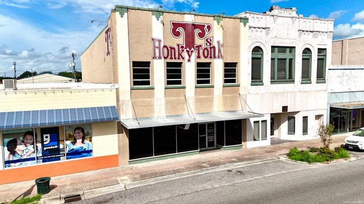 Photo 1 of 28 — 209 N WASHINGTON ST, Beeville, TX 78102