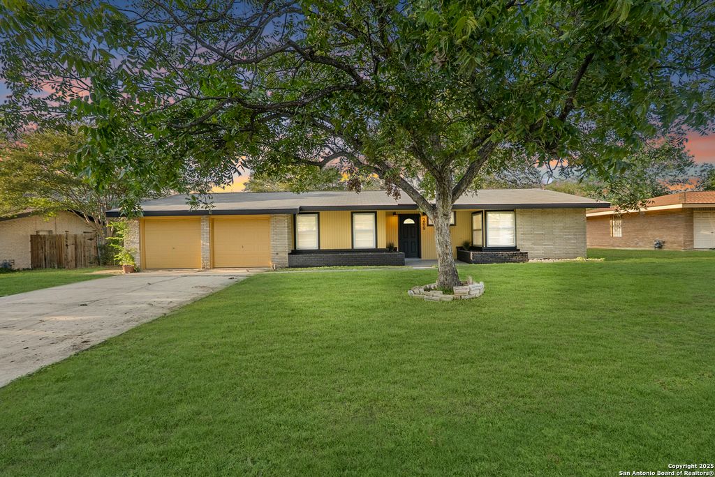 Photo of 209 Windcrest Dr, Windcrest, TX 78239 (MLS # 1935681)