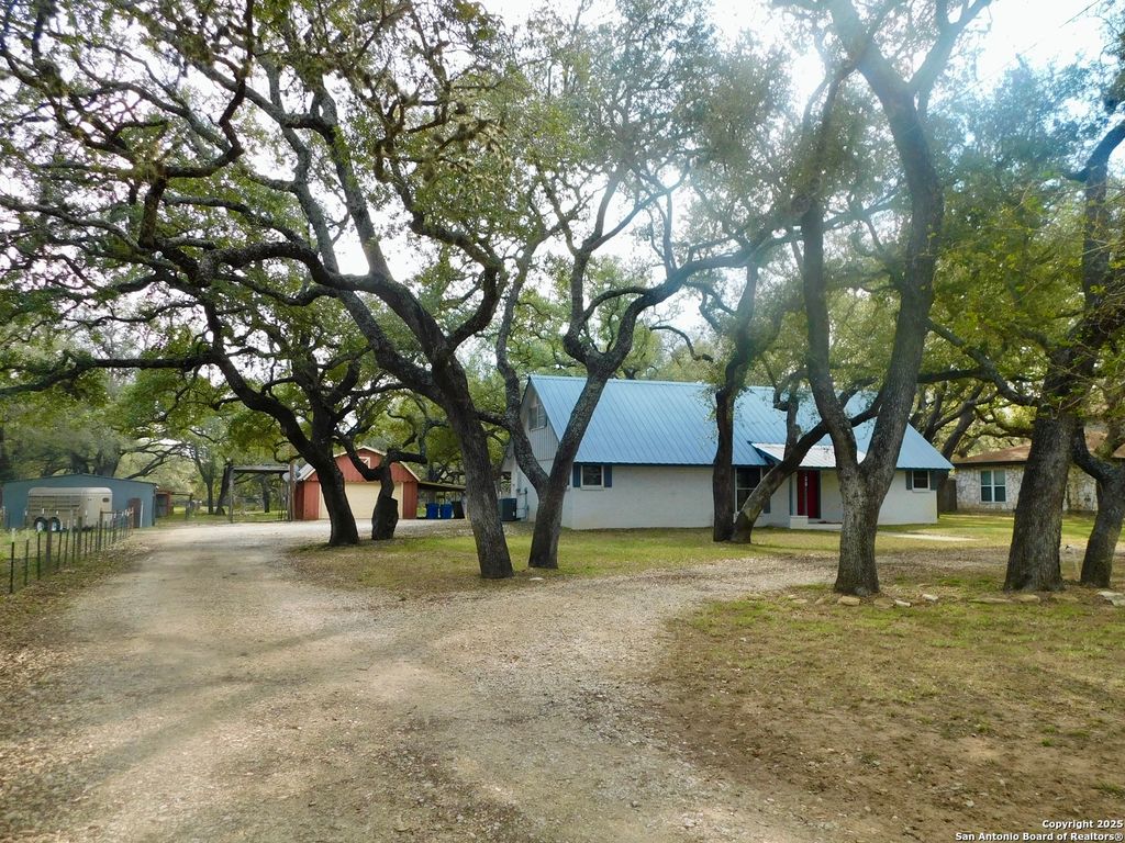 Photo of 30 CRESTLINE DR, Pleasanton, TX 78064 (MLS # 1930213)