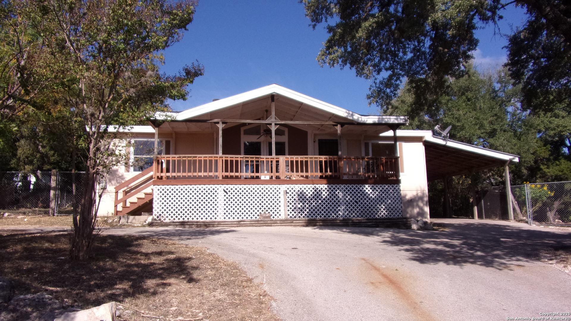 252 SIR WINSTON DR