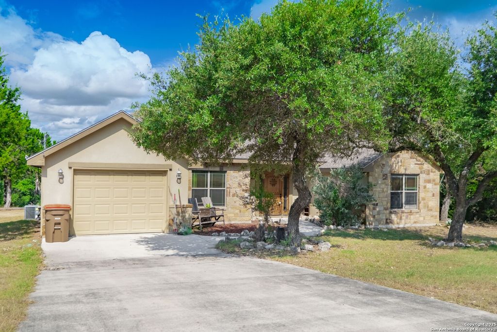 Photo of 107 Garrett Way, Canyon Lake, TX 78133 (MLS # 1895688)