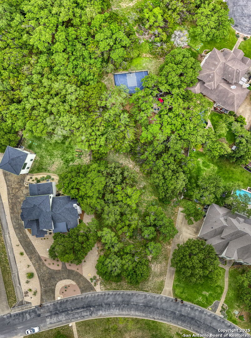 8040 Colonial Woods
