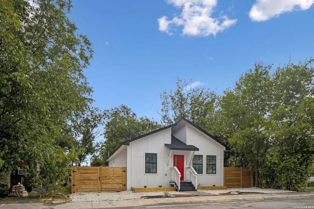 Photo of 1722 W Ridgewood Ct, San Antonio, TX 78201 (MLS # 1950622)