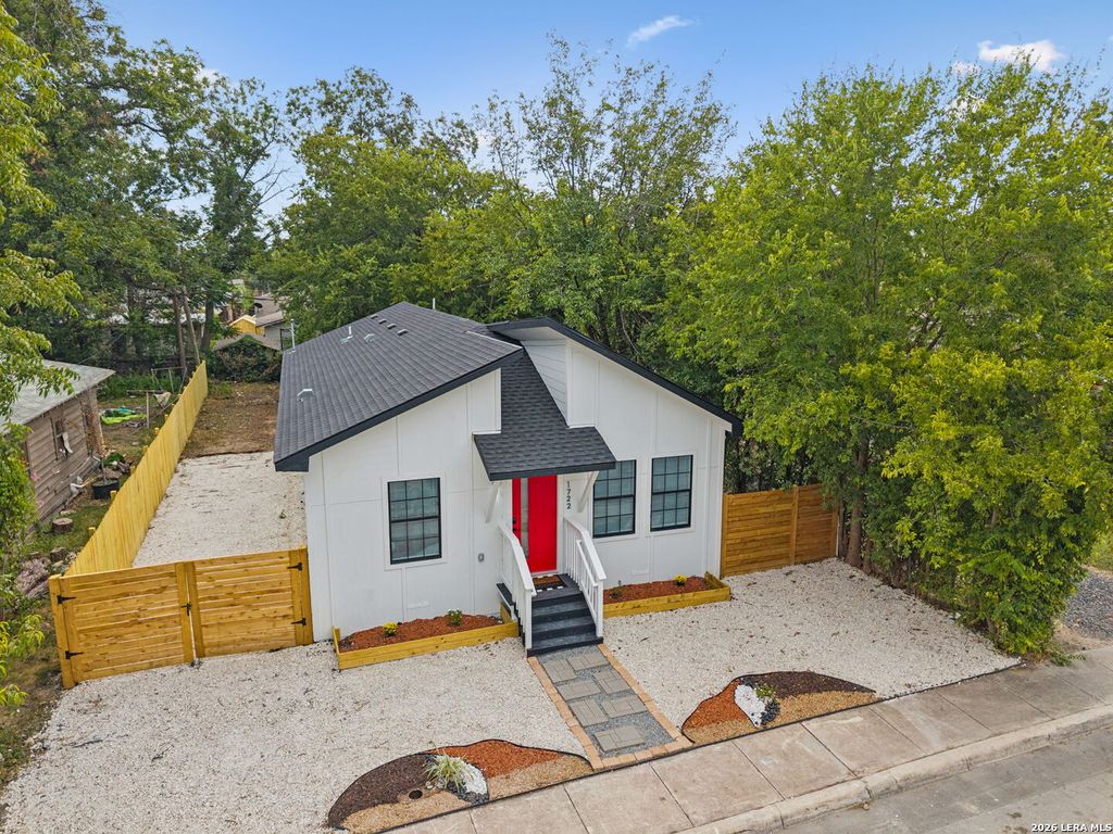 Photo of 1722 W Ridgewood Ct, San Antonio, TX 78201 (MLS # 1950622)