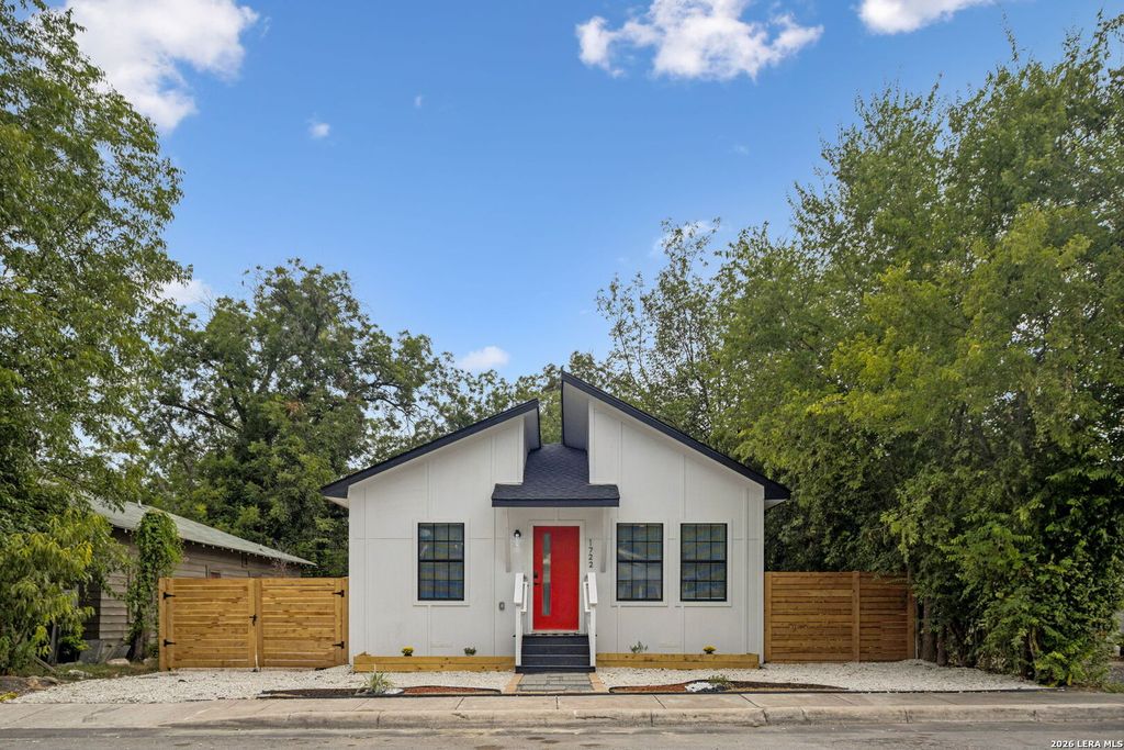 Photo of 1722 W Ridgewood Ct, San Antonio, TX 78201 (MLS # 1950622)