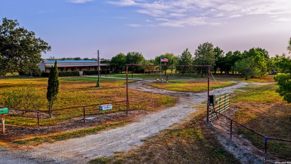 331 COUNTY ROAD 423, STOCKDALE, TX 78160 - Image 3cd2578e77e2f6d62b7b98d0d72f6fb1/2052061317