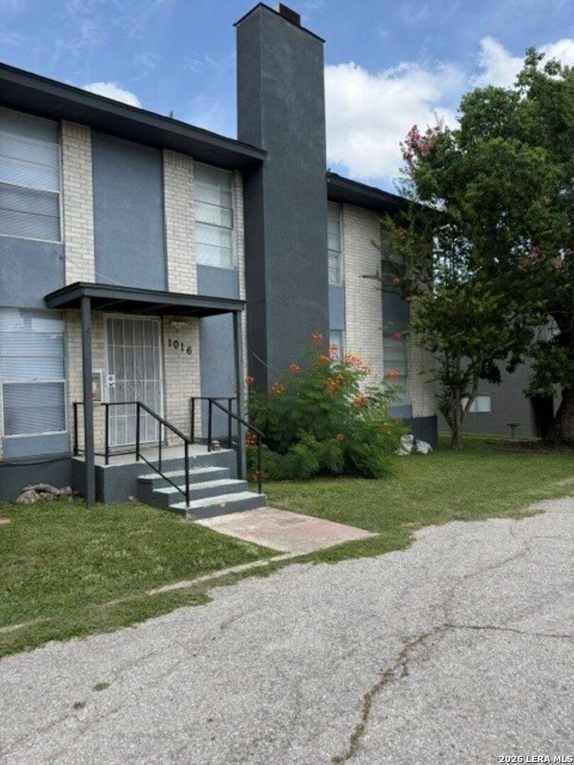 Photo 1 of 28 — 1016 Mission Dr, Unit A, New Braunfels, TX 78130