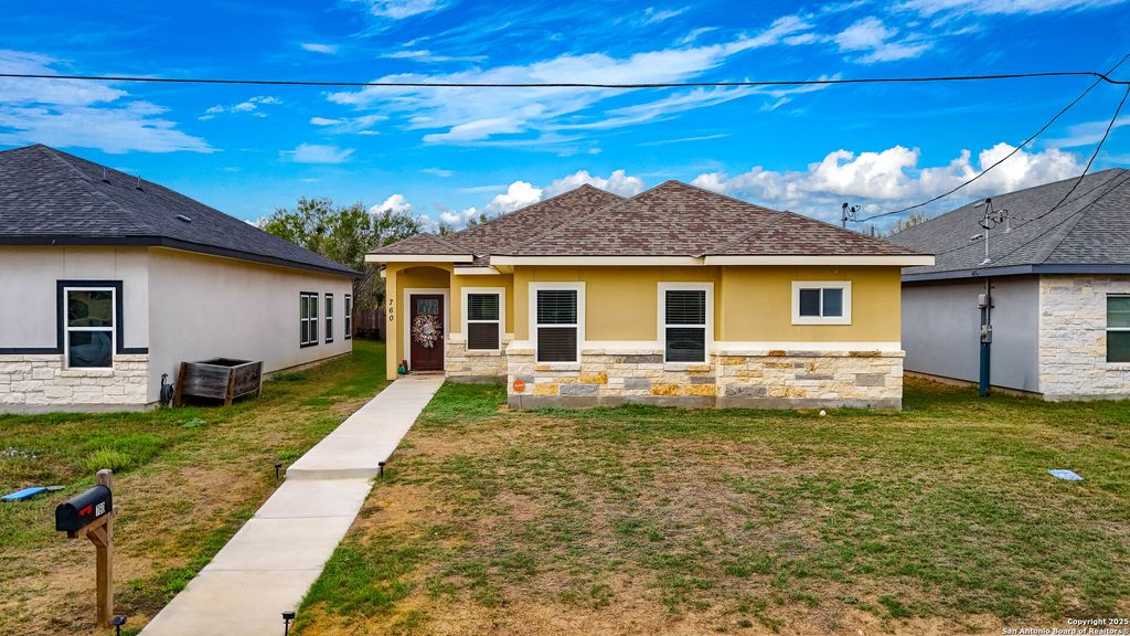 Photo of 760 Crestview, Floresville, TX 78114 (MLS # 1925726)