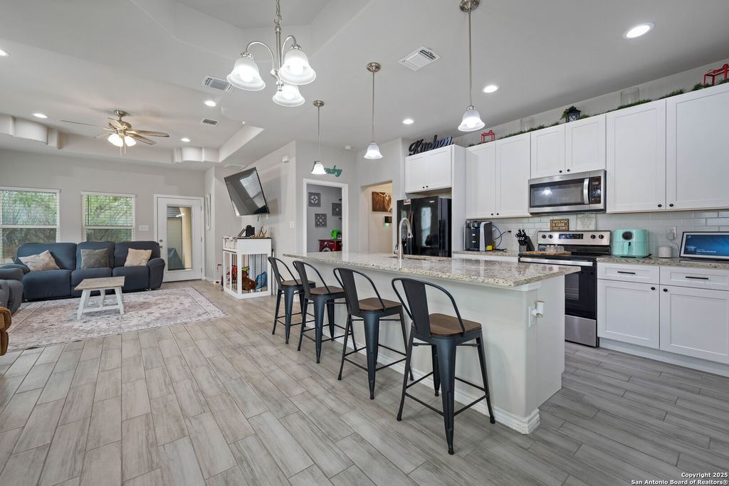 Photo of 760 Crestview, Floresville, TX 78114 (MLS # 1925726)