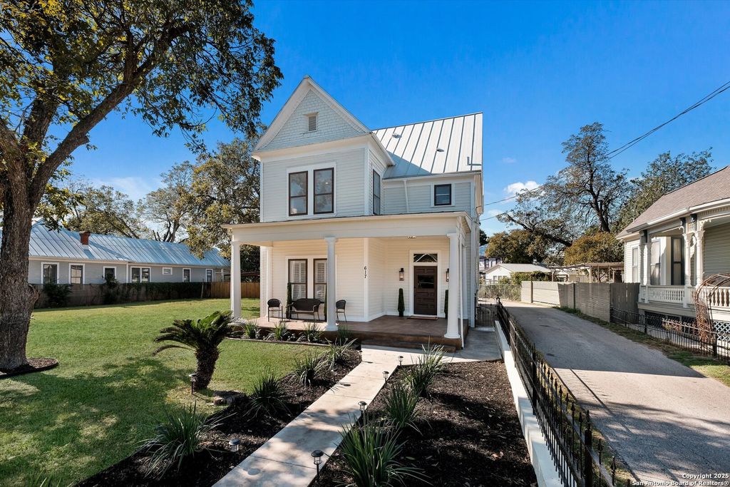 Photo of 617 E Guenther, San Antonio, TX 78210 (MLS # 1925325)