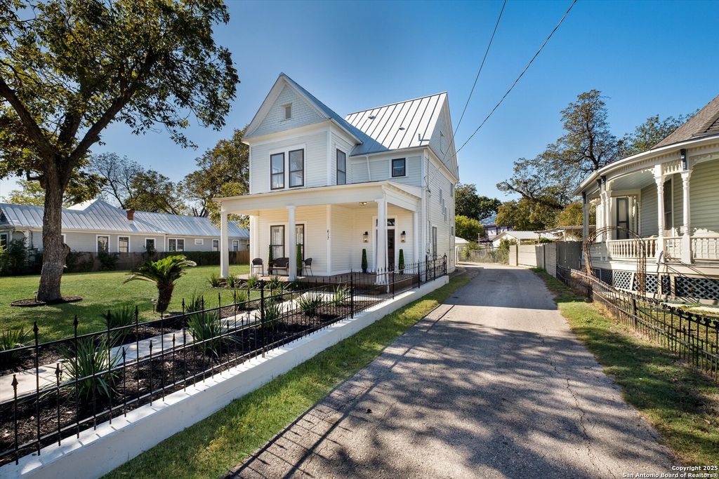 Photo of 617 E Guenther, San Antonio, TX 78210 (MLS # 1925325)