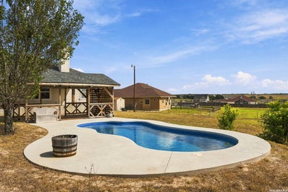 418 Clover Ln La Vernia TX 78121