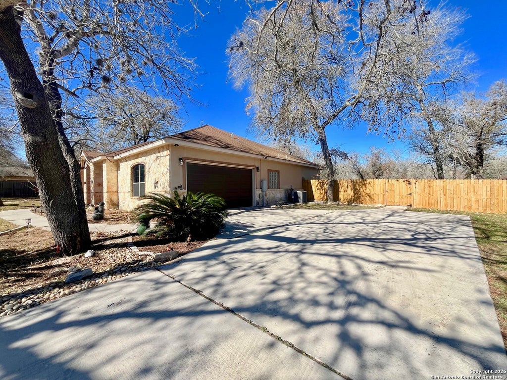 Photo of 438 Rosewood Dr, La Vernia, TX 78121 (MLS # 1932498)