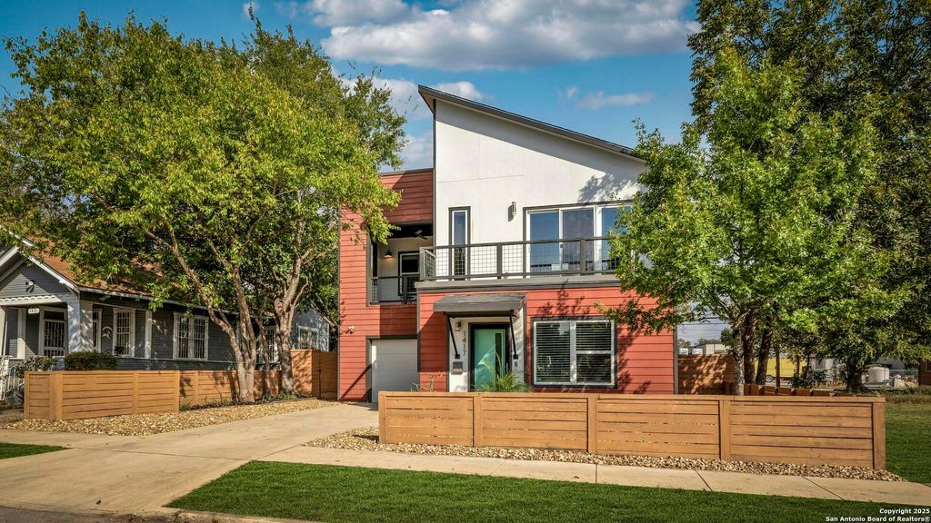 Photo of 1417 E Crockett, San Antonio, TX 78202 (MLS # 1917892)