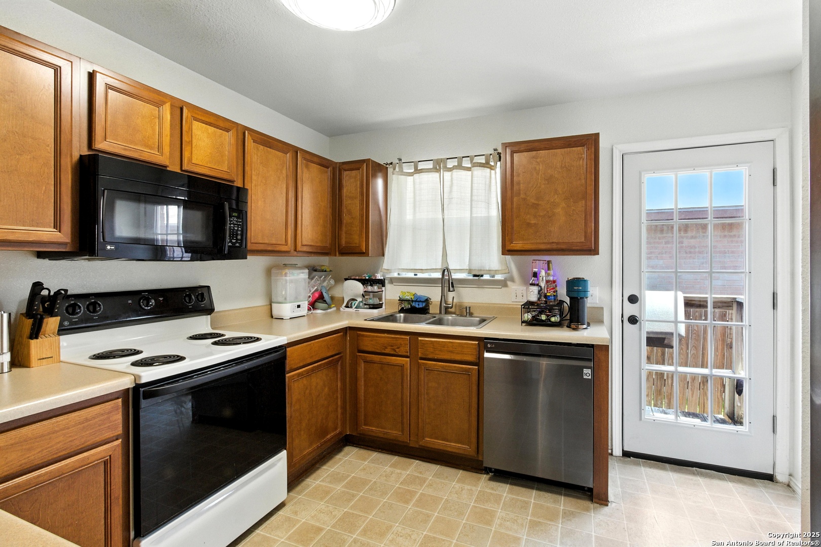 10727 Shaencrossing