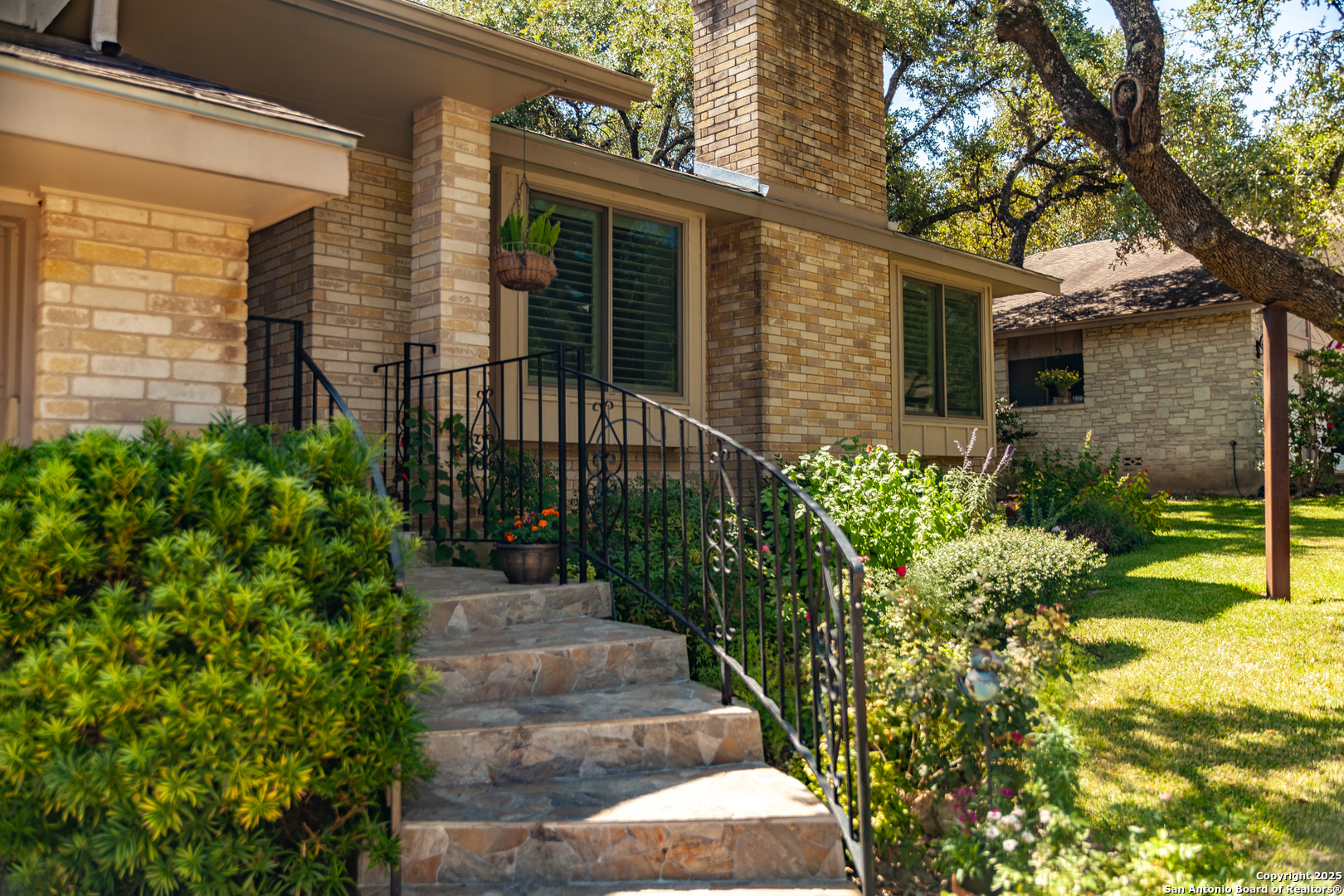 2034 Encino Vista