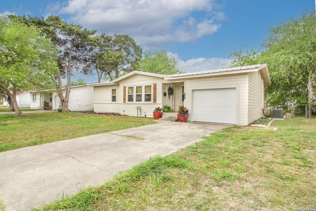 Photo of 332 S CHILTIPIN ST, Sinton, TX 78387 (MLS # 1967969)