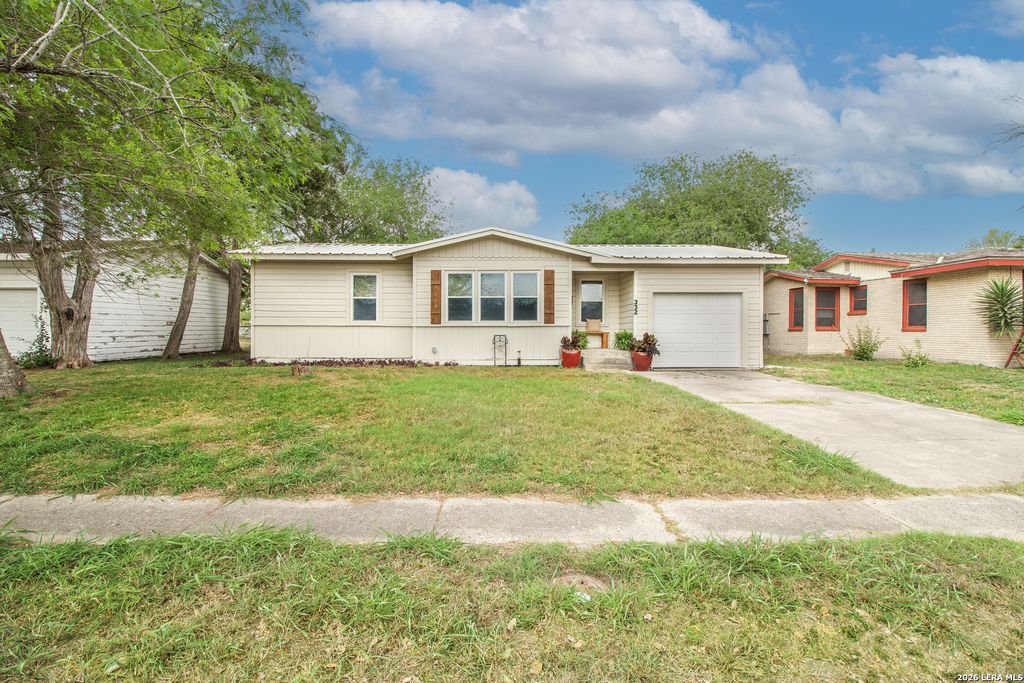 Photo of 332 S CHILTIPIN ST, Sinton, TX 78387 (MLS # 1967969)