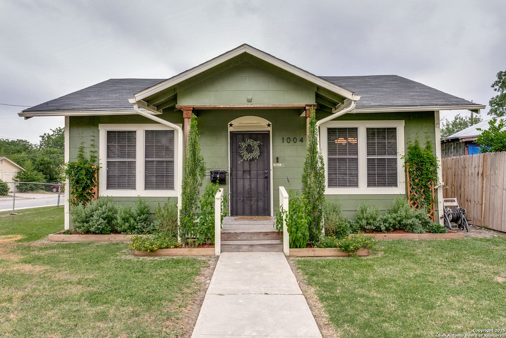 Photo of 1004 EDISON DR, San Antonio, TX 78201 (MLS # 2006945)