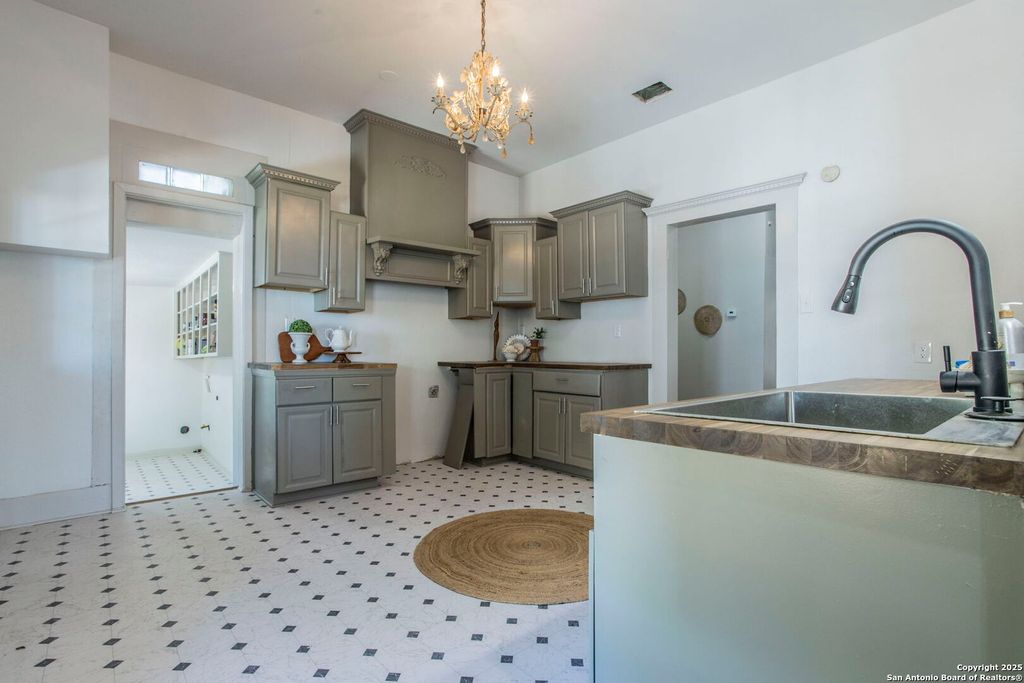 Photo of 116 W Weinert, Seguin, TX 78155 (MLS # 1898153)